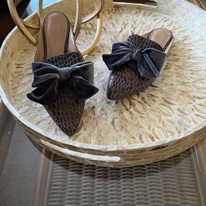 Banana Republic Tan Croc Slides with Greyish Velvet Bow
